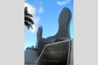 「1941年12月７日　私たちは決して忘れない」と書かれたプレート＝2025年10月、ハワイ