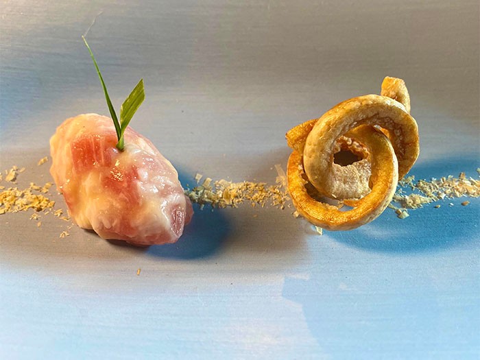 「CIAOちゅ〜る」を使ったごはんの別バージョン。豚の皮と豚肉、猫草とカツオ節が使われています。「豚の皮が食べにくかったみたいで反省」（前田さん）