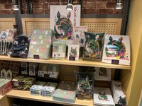 ファン垂涎のグッズ売り場＝神戸市立博物館