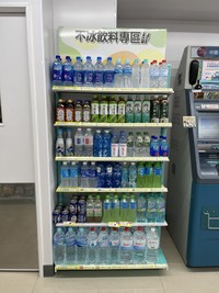 コンビニでは常温の水やお茶がたくさん売られています（撮影：Coco）