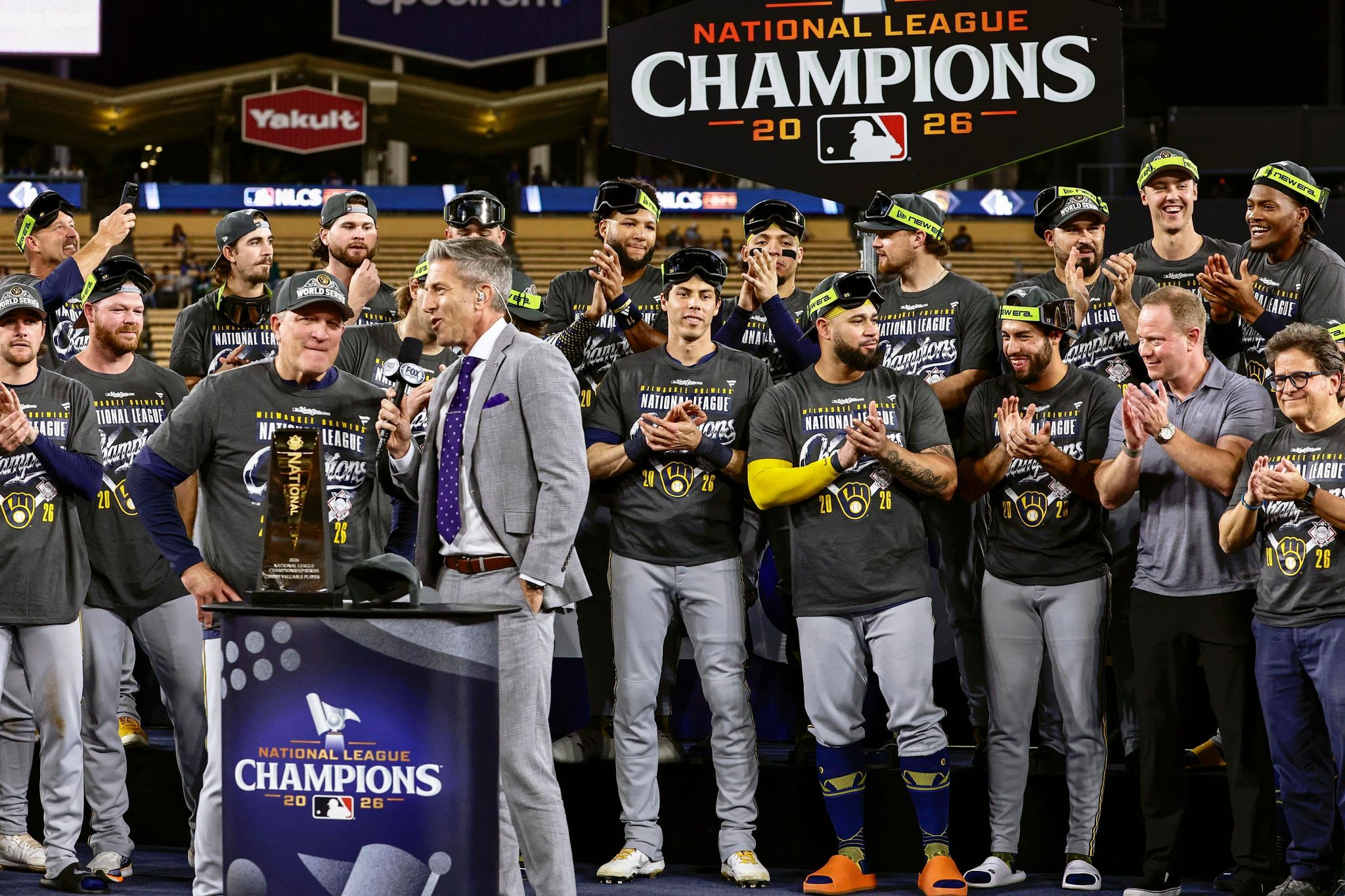 ドジャースに４連勝してワールドシリーズ進出を決め、喜ぶブルワーズの選手ら。左手前はインタビューを受けるマーフィー監督＝15日、ロサンゼルス（共同）