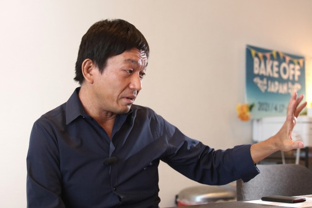 インタビューに応じる山本兵衛監督