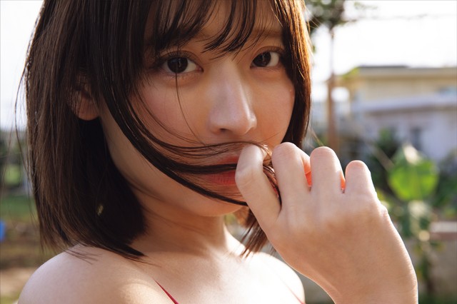 『小日向結衣サード写真集 スーパーエロチカＸＸＸ』のカット。彼女の写真集お渡し会などのイベントが開催されると、実際に会場に訪れた人たちから「想像以上の可愛さだった」という絶賛がSNS上で飛び交うことが多い。人気の秘密はボディだけでなく、そのコケティッシュなルックスにもあるのだ。（撮影：小塚毅之）