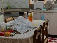 地元新聞がかけられていた食卓　新聞をめくると…／さくさん（@saku_to_inu）提供