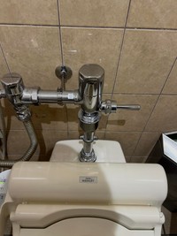 この位置にレバーがあったら手で押す？足で踏む？（kumieさんthreadsより）