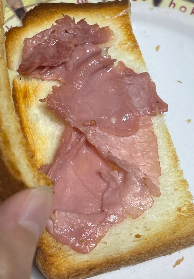 食パンに生ハムを乗せて焼いた「生ハムトースト」。生ハムのアイデンティティが崩壊です…！（提供写真）