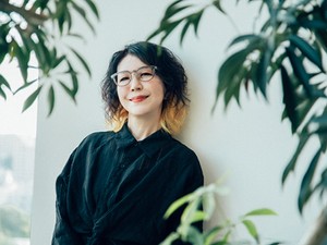 西尾潤さん「愚か者の身分」「愚か者の疾走」インタビュー　どん底から小説家へ　「少しでも気持ちが上向く作品を」