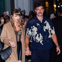 　トラヴィス・ケルシー（右）とテイラー・スウィフト