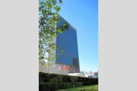 イラク戦争では安全保障理事会決議はなく、当時のアナン国連事務総長は「国連憲章に照らして違法だ」と批判した=2025年10月、ニューヨークの国連本部、福田宏樹撮影