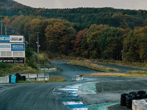 震災後に訪れた福島から届いた紅白ダルマ。片方の目は再訪したときに