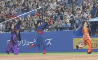 パフォーマンスを見せる(左から)高島礼子、藤原紀香、剛力彩芽＝神宮