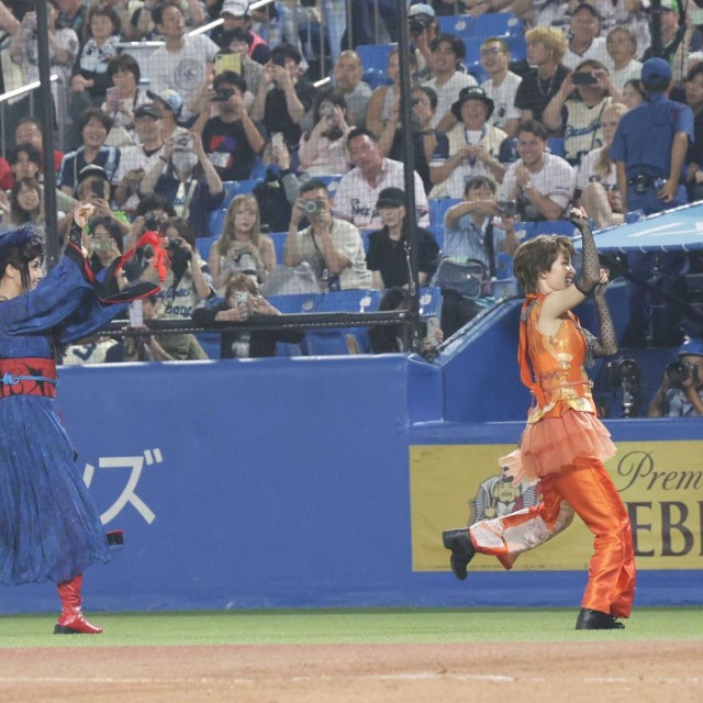 パフォーマンスを見せる(左から)高島礼子、藤原紀香、剛力彩芽＝神宮