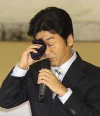 引退会見で心境を吐露しハンカチで涙を拭う島田紳助さん＝2011年撮影