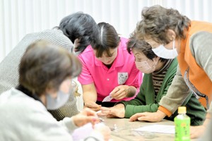 きっかけは認知症の祖母の笑顔　シニア向けネイル商品に込めた思い