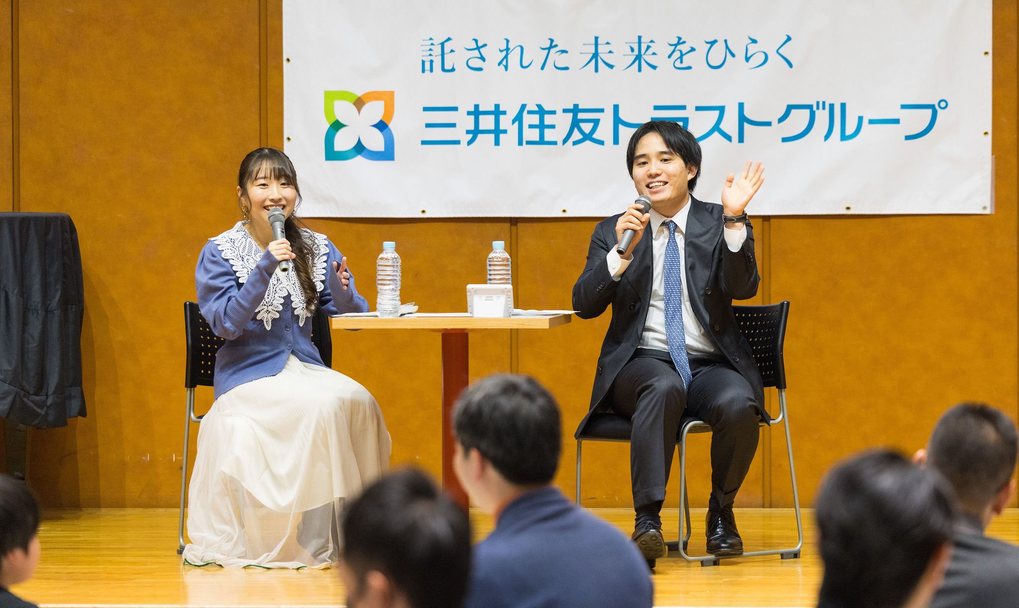 ステージ上でトークショーを繰り広げる棋士の2人