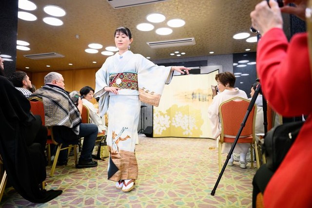 東京都内で開いた支援イベントでのファッションショーの様子=2025年5月、東京都渋谷区、小山幸佑撮影