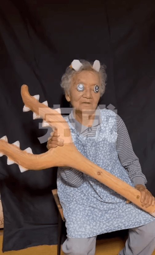 目玉と白いツノをつけて、さすまたを構える101歳。すっかりちいかわの世界の住人（画像提供：サトシ　チェンソーアート　丹羽哲士）