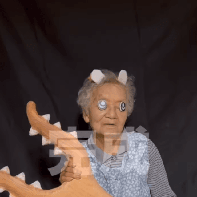 目玉と白いツノをつけて、さすまたを構える101歳。すっかりちいかわの世界の住人（画像提供：サトシ　チェンソーアート　丹羽哲士）