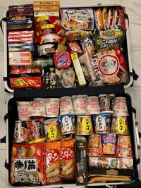 目一杯かつ整然と日本の食品が詰め込まれたスーツケース。パッキングのコツは…？（mufuさんXより）