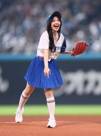 ファーストピッチセレモニーに登場した鈴木愛理＝エスコンフィールド