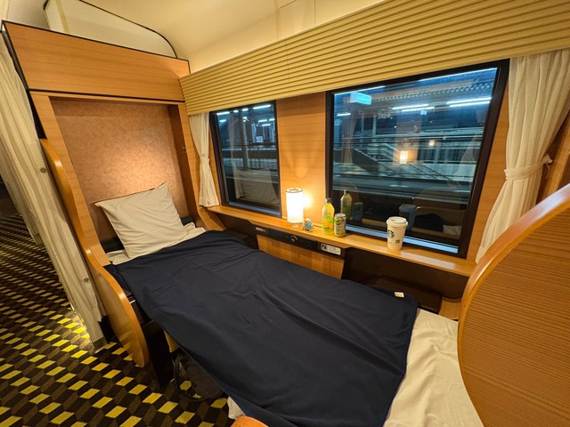 寝台車じゃないのに…ベッド？（くぼさん提供）