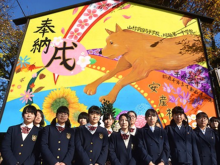 トリからイヌへ…　日本一のジャンボ絵馬、今年も掛け替え