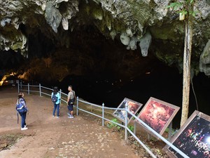 タイ最北端「洞窟の奇跡」から2年余、現場を再び訪れた　舗装道路と慰霊碑と