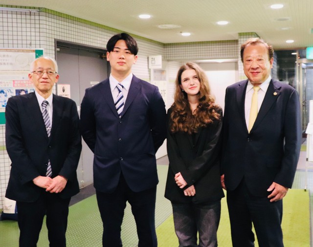 関西大の校友約100人とともに、安青錦を応援した（左から）芝井敬司理事長、山中新大さん、ボルチェンコ・マリア・ソフィアさん、田中義信校友会長