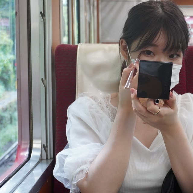 電車内でメイクはマナー違反？　※画像はイメージです（sizuo/photoAC）