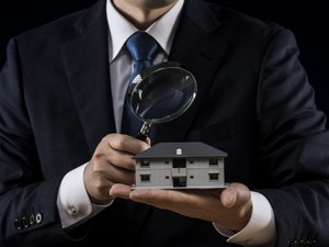 なぜ賃貸アパートが相続税対策になるの？ しくみとメリット・デメリットを解説