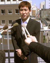 小倉弘子アナとの結婚を報告した水内猛＝2005年