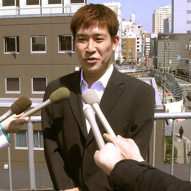 小倉弘子アナとの結婚を報告した水内猛＝2005年