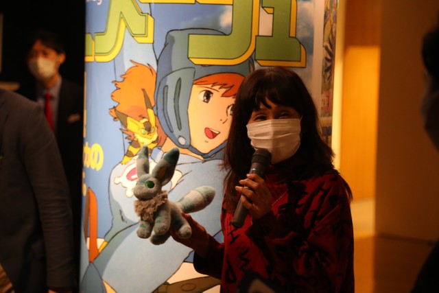 「あ、キツネリス！」とナウシカの声でキツネリスの人形に話しかけてみせる島本須美さん＝阪急うめだ本店9階うめだギャラリー、アニメージュとジブリ展大阪会場