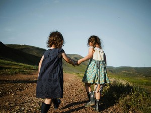 ずっと正反対だと思っていた朗らかな妹。大人になり結ぶ心地よい関係