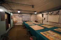 ワルシャワの鉄鋼メーカーにある冷戦時代につくられた地下シェルター。会議室には冷戦当時の啓発ポスターが数多く残されていた＝2023年6月5日、荒ちひろ撮影