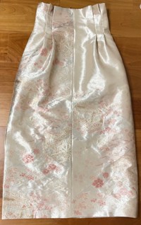 こちらが1000円の帯から生まれ変わったスカートです/itohanaさん（@itohana_teshigoto）提供