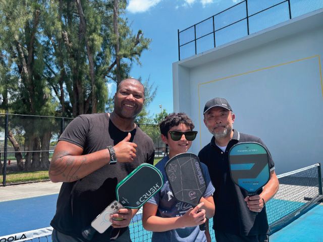 家族旅行で訪れたピックルボールの聖地マイアミ。コーチのトーマスの勧めでパドルを持参し、公園のコートで出会った現地の方と試合を楽しみました。この方も偶然、トーマスさん！