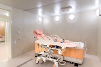入浴介助は大変ですね※画像はイメージです （Caito/stock.adobe.com）