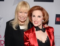 ロレッタ・スウィット（左）とキャット・クレイマー©Ｂｉｌｌｙ　Ｂｅｎｎｉｇｈｔ／ＺＵＭＡ　Ｗｉｒｅ／共同通信イメージズ