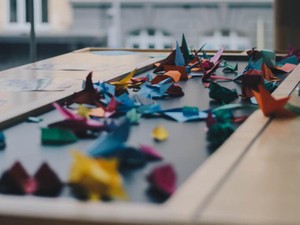 寝ずに制作した連鶴、花のくす玉。私の「折り紙」への愛はとまらない