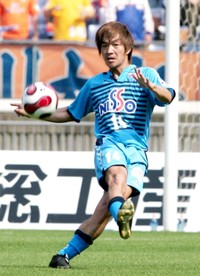 横浜FCでプレーする奥大介さん=2007年4月28日