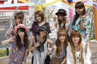 モーニング娘。の（後列左から）リンリン、光井愛佳、田中れいな、ジュンジュン（前列左から）道重さゆみ、新垣里沙、高橋愛、亀井絵里＝東京・新宿、2010年6月撮影