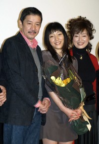 奥田瑛二（左）と安藤サクラ。右はかたせ梨乃＝2007年