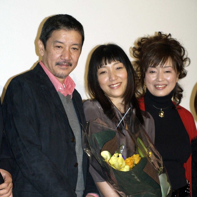奥田瑛二（左）と安藤サクラ。右はかたせ梨乃＝2007年
