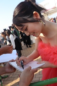 「第3回 横浜国際映画祭」でサインに応じる蓬莱舞（提供）