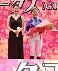 プレゼンターの倉科カナ（左）とオークスを制した今村聖奈
