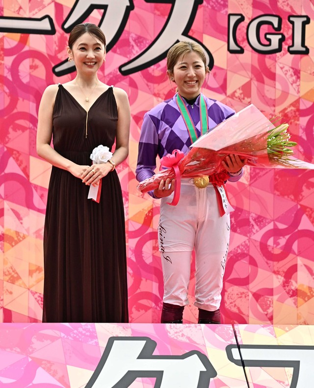 プレゼンターの倉科カナ（左）とオークスを制した今村聖奈