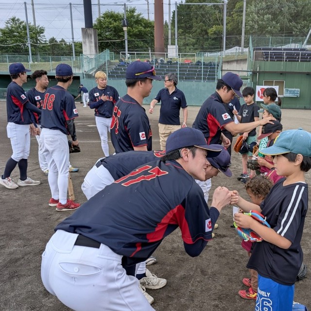 栃木県にて子ども野球教室を行う日本代表（一般社団法人日本ろう野球協会提供）