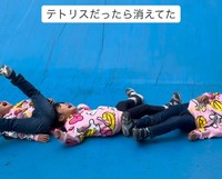 まさにテトリス！3人がきれいに横一列で着地（提供：＠_325_clover_さん）
