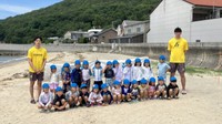 放流に参加した園児とファイブアローズの選手